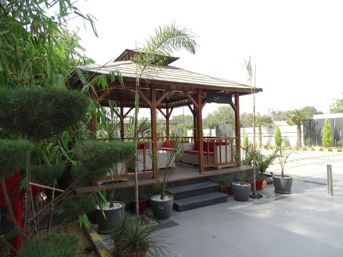 The Grand Arc Hotel & Convention Centre Shahjahanpur Eksteriør billede